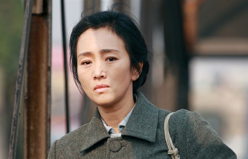 企图从筒子楼的顶部爬下来回到家中跟冯婉瑜见上一面,他的女儿在这个